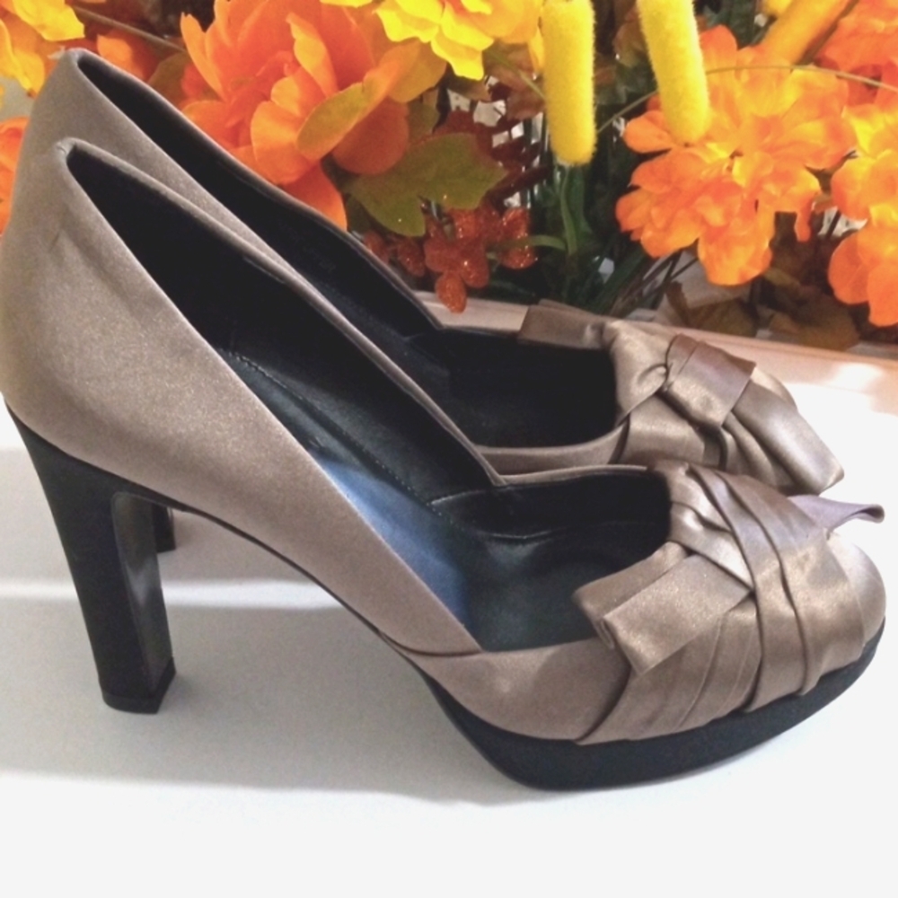 J. CREW GRAY BROWN CHAMPAGNE SATIN RIBBON BOW 3 INCH PLATFORM PUMPS SIZE 7 NWOT - Picture 4 of 8